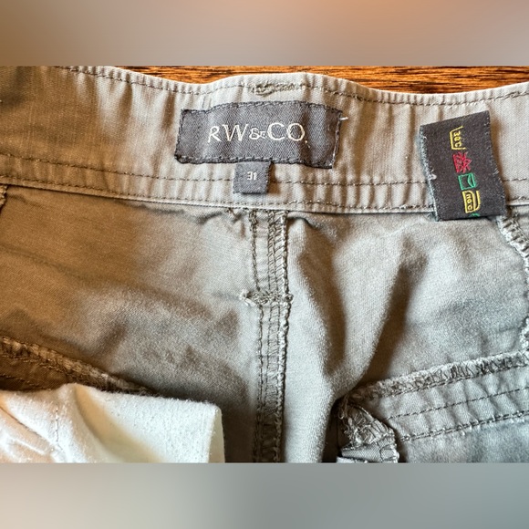 Medium Grey, 32” RW&CO men’s cargo capris - Picture 5 of 5